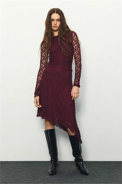 Кружевное платье средней длины бордового цвета артикул 154262710