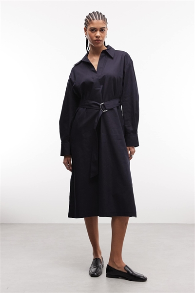 Хлопковое платье-рубашка средней длины с поясом темно-синего цвета артикул 154340376