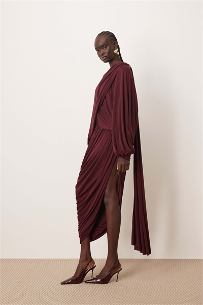 Платье средней длины с драпировкой на плечах и шлейфом сзади, бордового цвета артикул 148917656
