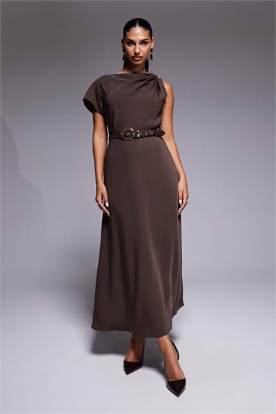 Платье средней длины с пуговицами на плечах, драпировкой и поясом, шоколадно-коричневого цвета артикул 152422271