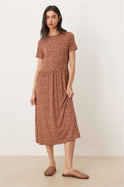Короткое платье-миди с пятнами на рукавах, коричневого цвета артикул 153720163