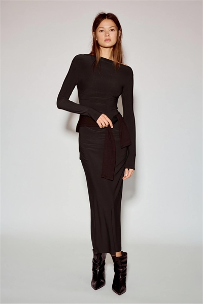 Мягкое драпированное платье средней длины коричневого цвета артикул 154899648