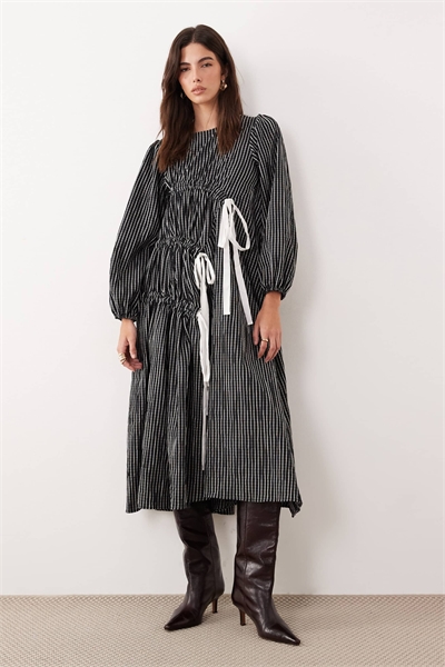 Хлопковое платье средней длины с рюшами и бантом, в черную полоску артикул 154054350