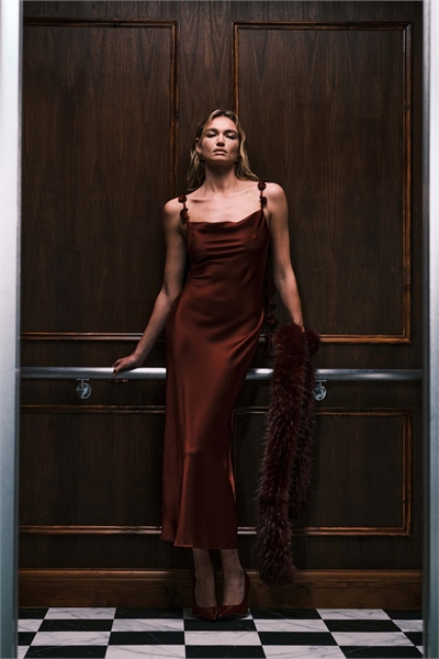 Атласное платье-миди с капюшоном и 3D-цветочной аппликацией темно-бордового цвета артикул 151999839