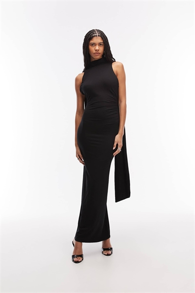 Макси-платье с высоким воротником и открытой спиной, украшенное драпированным шарфом артикул 153684653