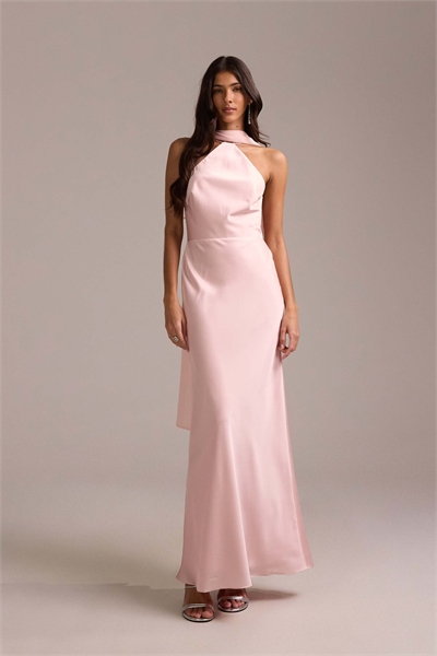 Атласное макси-платье для подружек невесты с завязками на шее и шарфом артикул 153120370