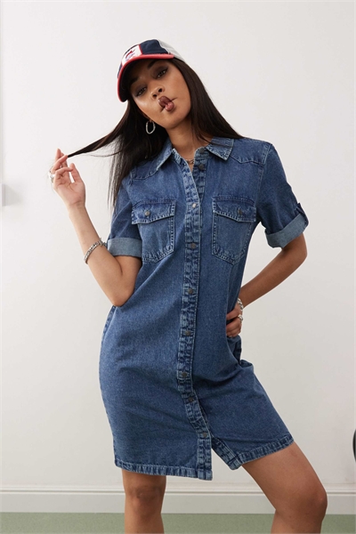 Мини-платье из денима с закатанными рукавами артикул 139433670