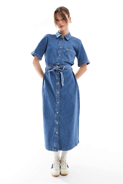 Джинсовое платье средней длины с завязкой на талии артикул 139249757