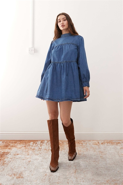 Платье с длинными рукавами и высоким воротником артикул 147691843