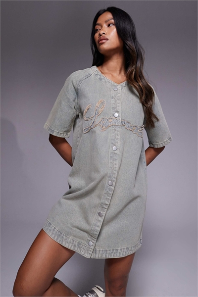 Платье в стиле «варсити» из денима с короткими рукавами и фирменной застежкой на пуговицах артикул 148996903