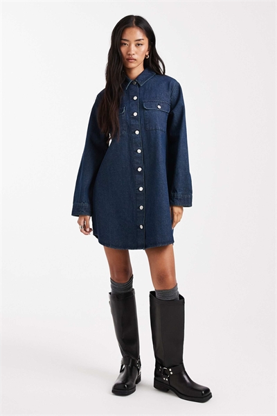 Платье-рубашка с крупными пуговицами артикул 147900487