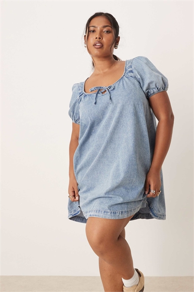 ASOS DESIGN: мини-платье из денима для полных с буфчатыми рукавами и завязками артикул 147441031