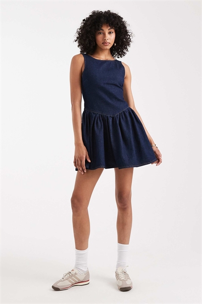 Джинсовое мини-платье с заниженной талией артикул 150347538