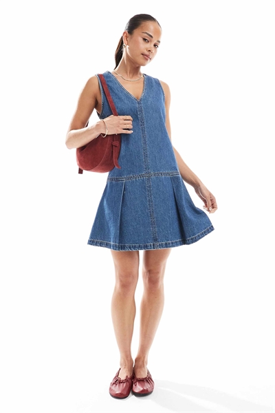 Джинсовое мини-платье без рукавов с плиссированной заниженной талией артикул 143702327