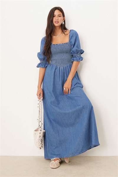 Макси-платье из мягкого денима с буфчатыми рукавами и сборками артикул 146144053