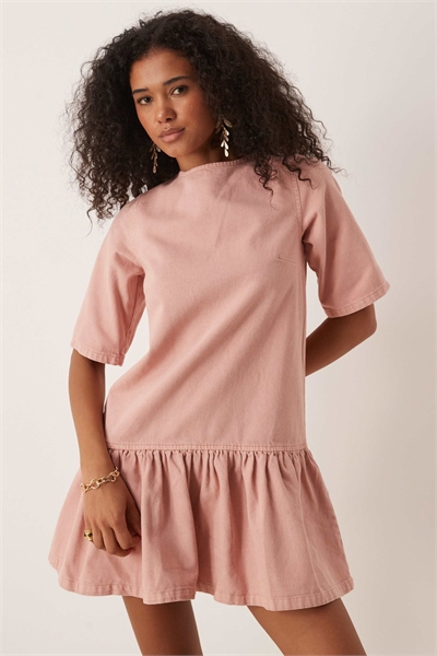 Мини-платье из джинсовой ткани с заниженной талией артикул 143357713