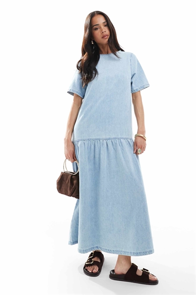 Джинсовое платье-миди из футболки с заниженной талией артикул 142910219