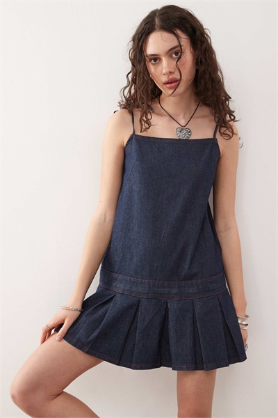 Мини-платье из джинсовой ткани с плиссировкой артикул 146782670