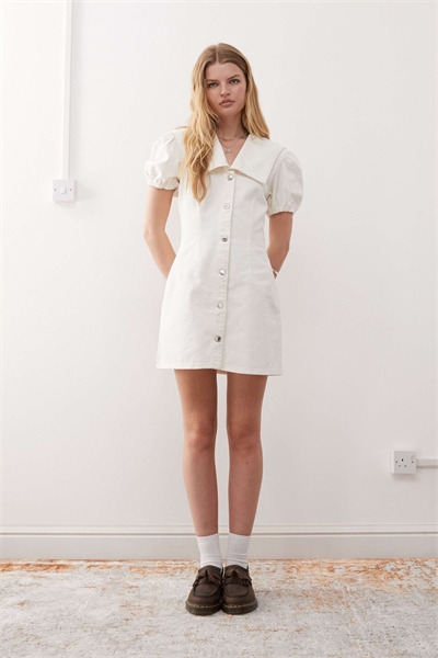 Джинсовое мини-платье с воротником-стойкой артикул 147470181