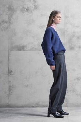 Брюки прямого кроя с высоким содержанием шерсти и застежкой на пуговицах на щиколотке артикул 151304628