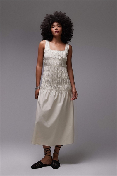 Хлопковое платье средней длины с вытачкой на лифе и заниженной талией бежевого цвета артикул 145751491