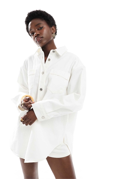 Платье-рубашка из джинсовой ткани средней оттенка с крупными пуговицами артикул 148195046