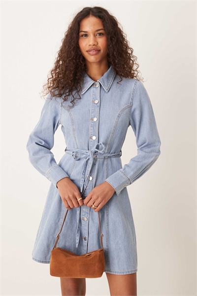 Мини-платье из джинсовой ткани с поясом артикул 139103766