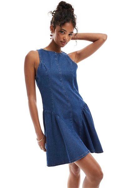 Джинсовое мини-платье с сборками на бедрах артикул 147970678