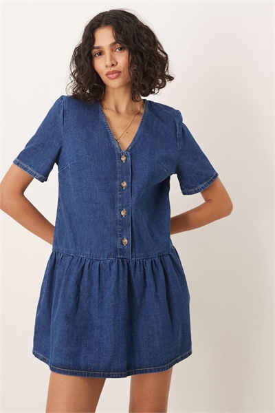 Джинсовое мини-платье с заниженной талией и V-образным вырезом артикул 143440580