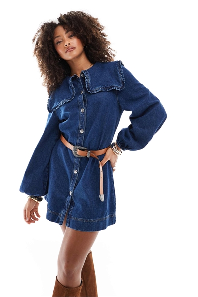 Джинсовое платье с длинными рукавами и объемным воротником артикул 143421074