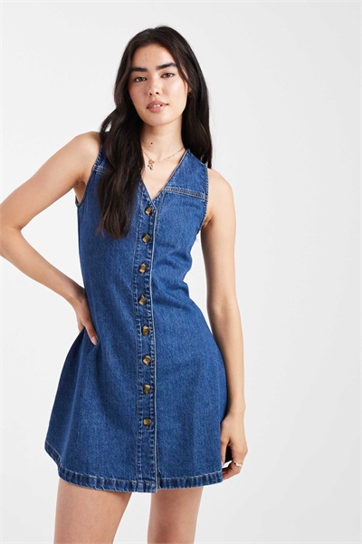 Джинсовое мини-платье без рукавов, зауженное вверху и расклешенное внизу артикул 148892314