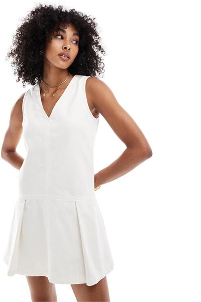 Джинсовое мини-платье без рукавов с плиссированной заниженной талией артикул 143702328