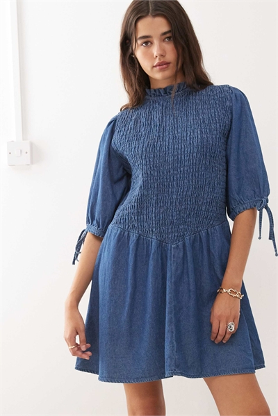 Мини-платье из джинсовой ткани с задрапированным лифом и заниженной талией артикул 147763428