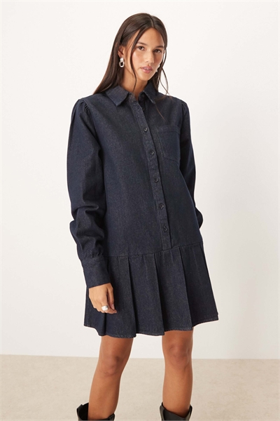 Джинсовое мини-платье с заниженной талией и складками артикул 149654985