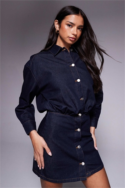 Джинсовое мини-платье-рубашка с облегающей юбкой и плечевыми накладками артикул 150599137
