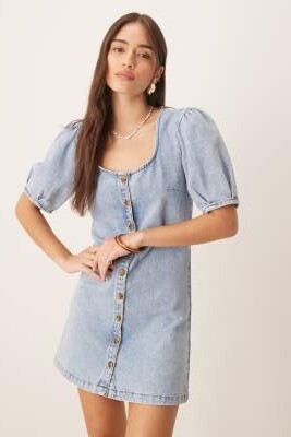 Мини-платье из денима на пуговицах с буфчатыми рукавами артикул 143503393
