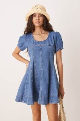 Мини-платье из денима с короткими рукавами и декоративными швами артикул 142352392