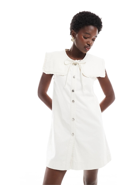 Джинсовое платье без рукавов с широким воротником-галстуком артикул 148412776