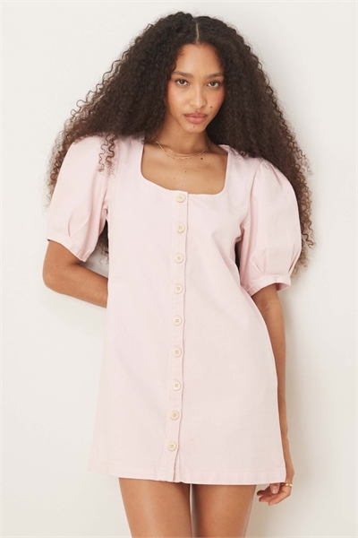 Мини-платье из денима на пуговицах с буфчатыми рукавами артикул 143241684