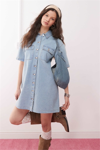 Платье-рубашка из денима свободного кроя с короткими рукавами артикул 141464073