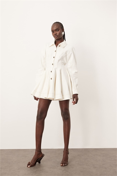 Мини-платье из джинсовой ткани с вырезами артикул 142540697