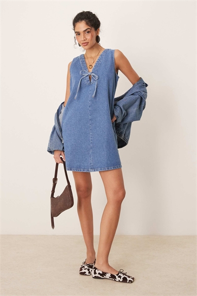 Мини-платье-сарафан из денима с А-силуэтом «Lykke» артикул 142201787