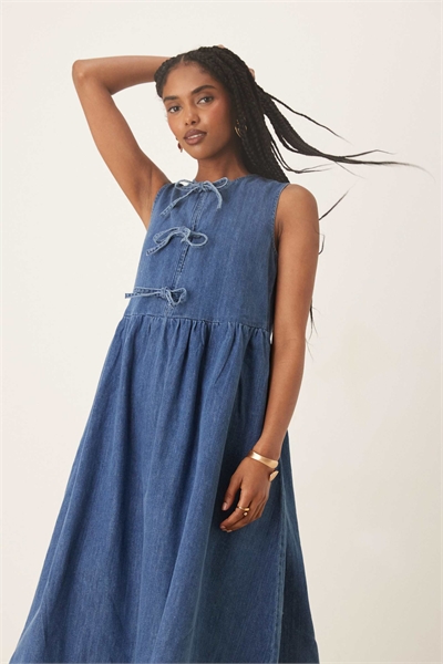 Джинсовое платье средней длины без рукавов Eden артикул 147083459