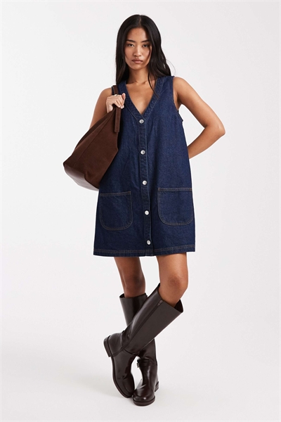Платье-сарафан из вымытого денима с накладными карманами артикул 147562024