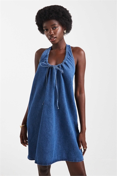 Мини-платье из денима с вырезом «лодочка» и рюшами артикул 149860591