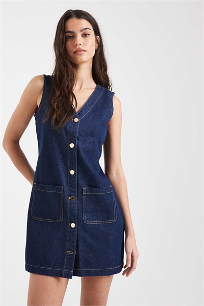 Джинсовое мини-платье-сарафан с застежкой на пуговицах спереди артикул 149323255