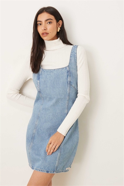 Джинсовое мини-платье на бретелях артикул 143294860