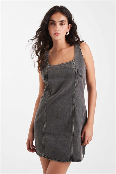 Джинсовое мини-платье на бретелях артикул 143294861