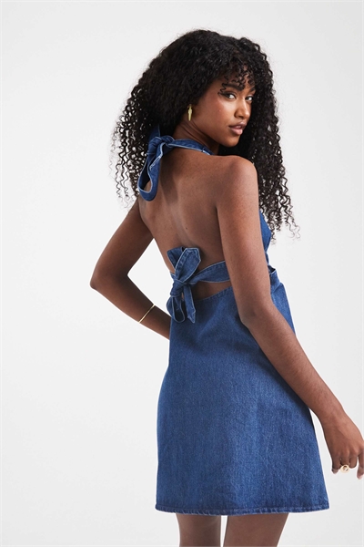 Мини-платье из денима с завязками на шее артикул 148927130