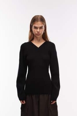Свитер с V-образным вырезом и зауженной талией из ткани с высоким содержанием шерсти артикул 151901033